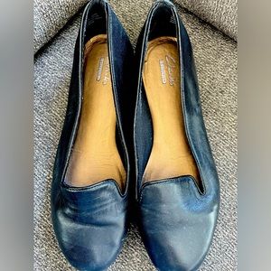 Size 6, leather flat.